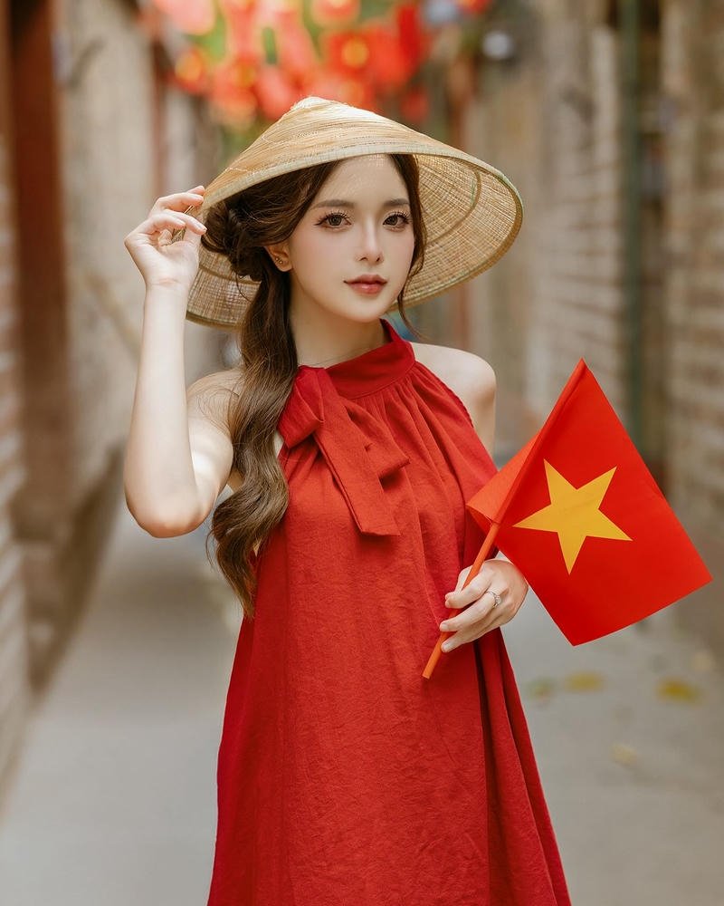 gái xinh mặc áo yếm đỏ