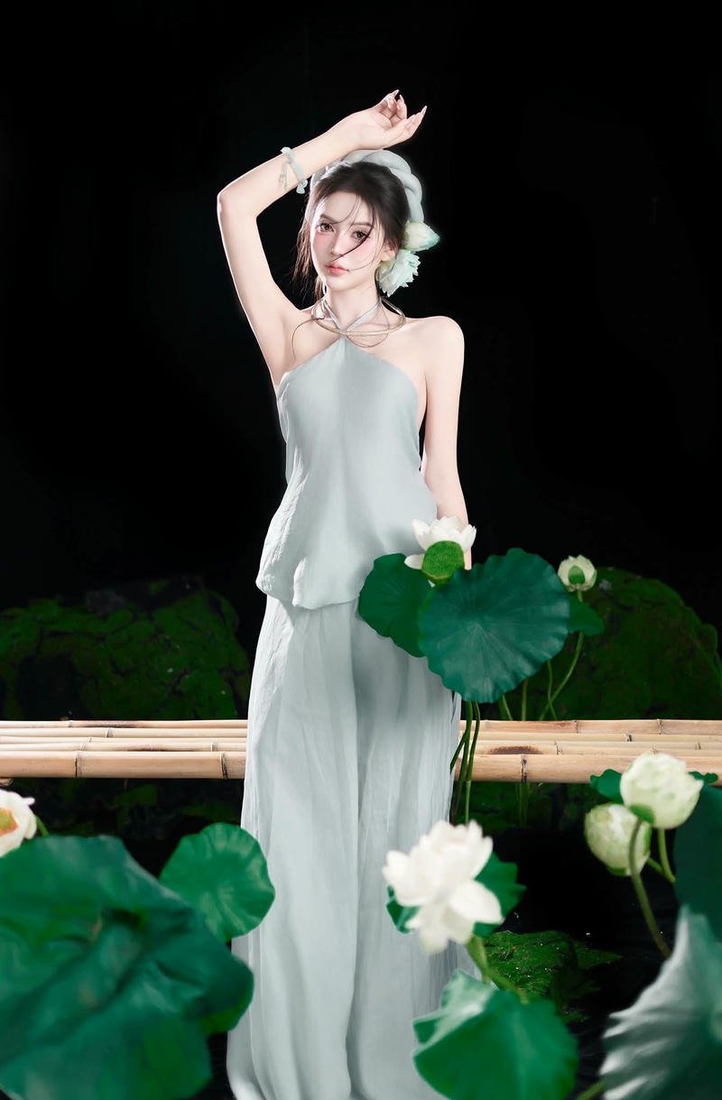 gái xinh mặc áo yếm eo thon