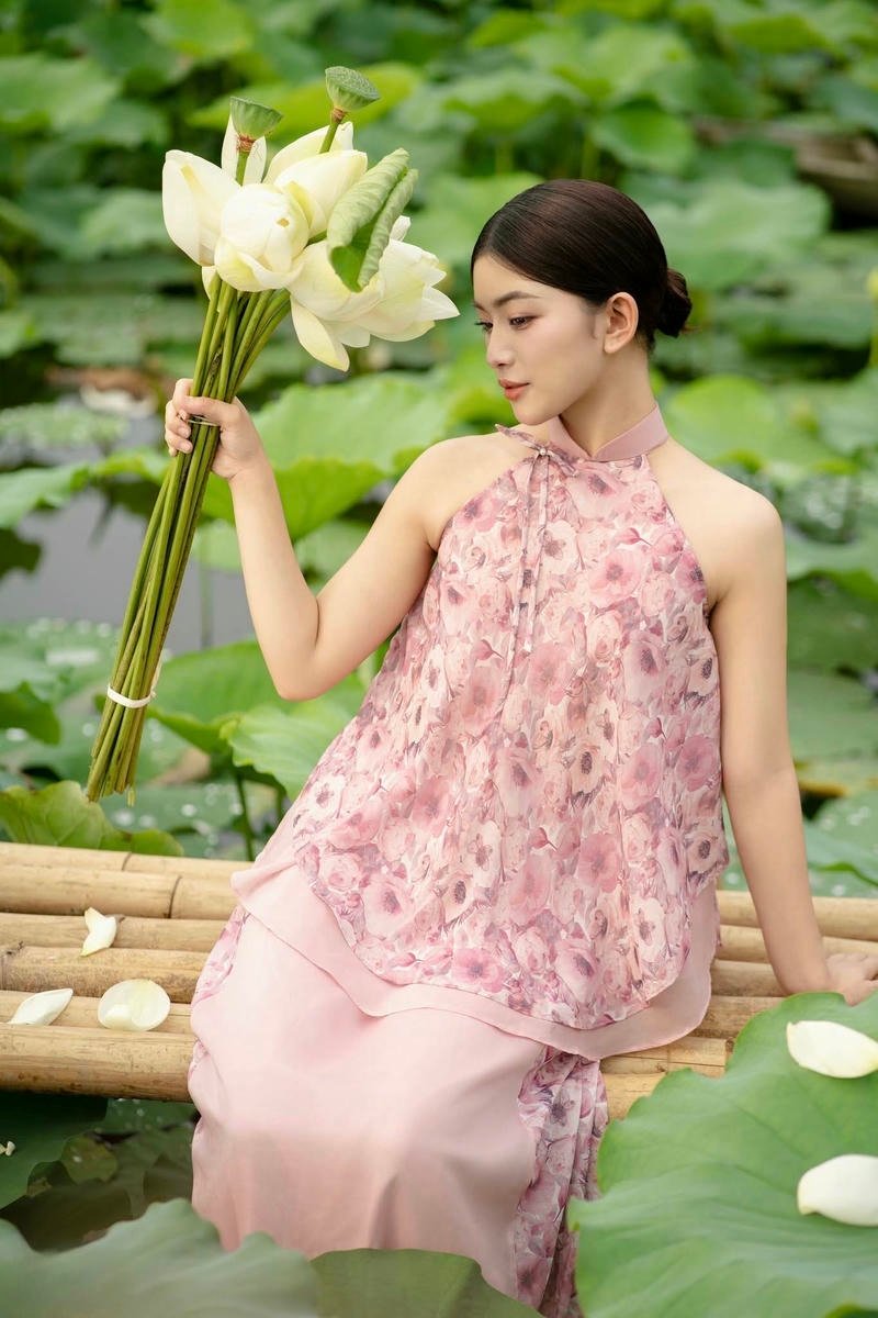 gái xinh mặc áo yếm hồng tím