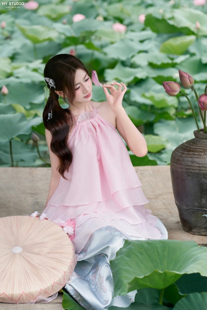 gái xinh mặc áo yếm hồng