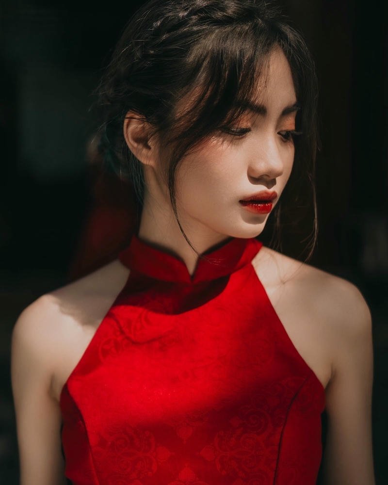 gái xinh mặc áo yếm màu đỏ thắm cho nữ