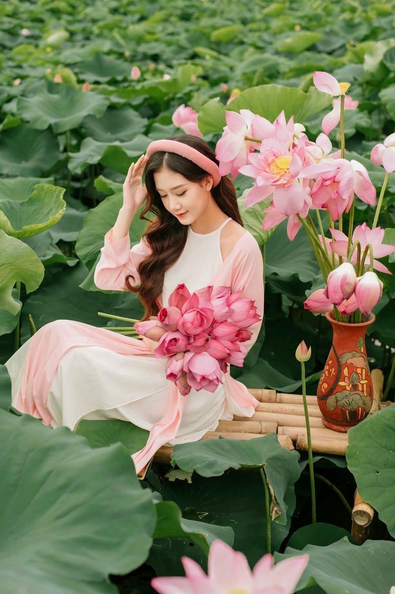 gái xinh mặc áo yếm mỏng