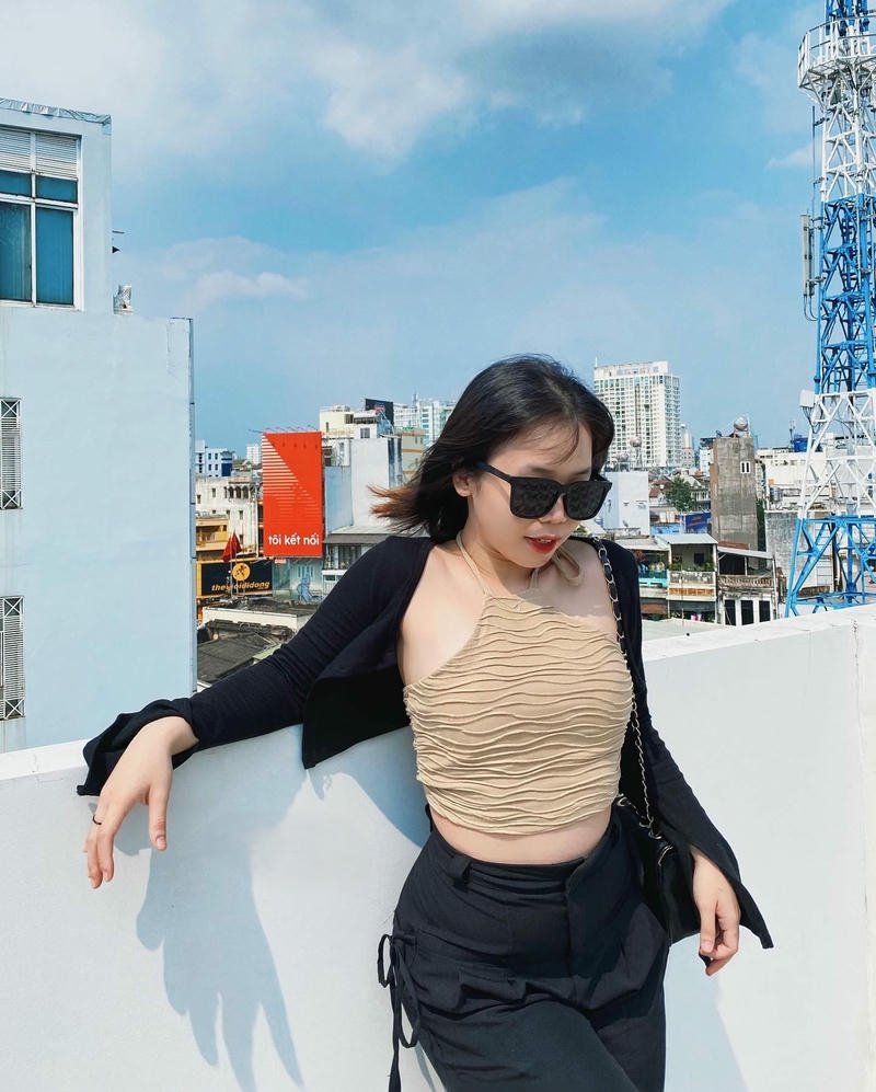 gái xinh mặc áo yếm nâu