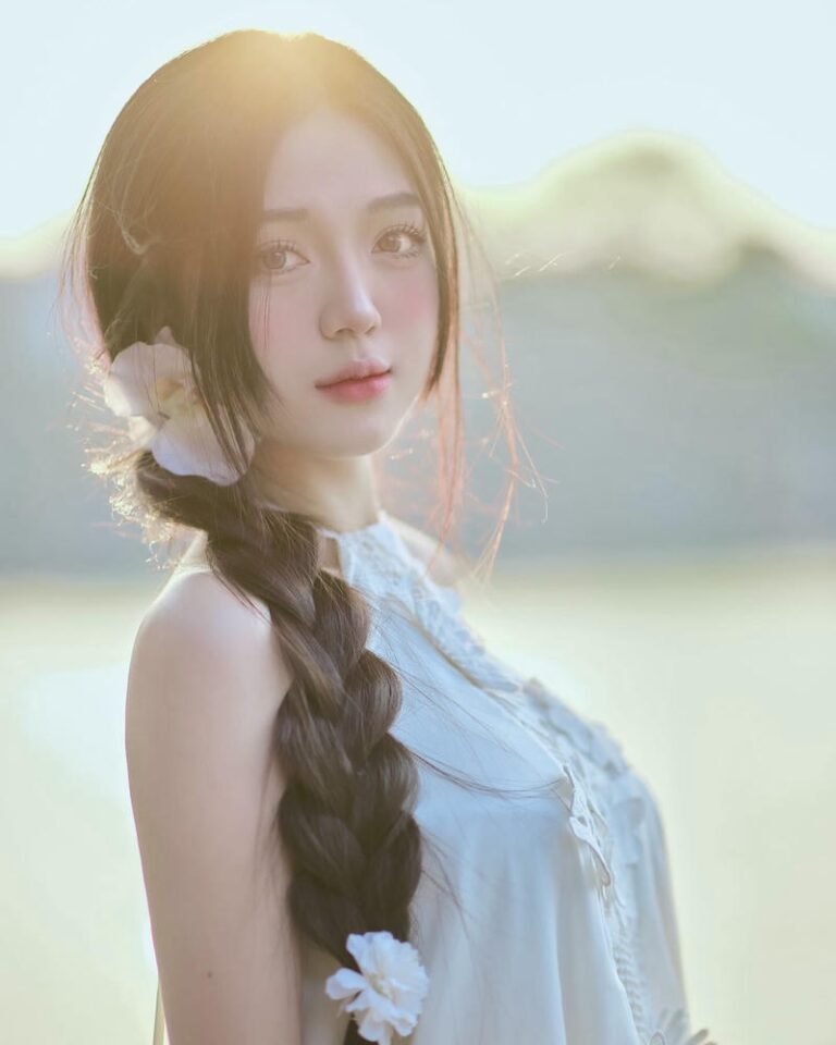 gái xinh mặc áo yếm tết tóc