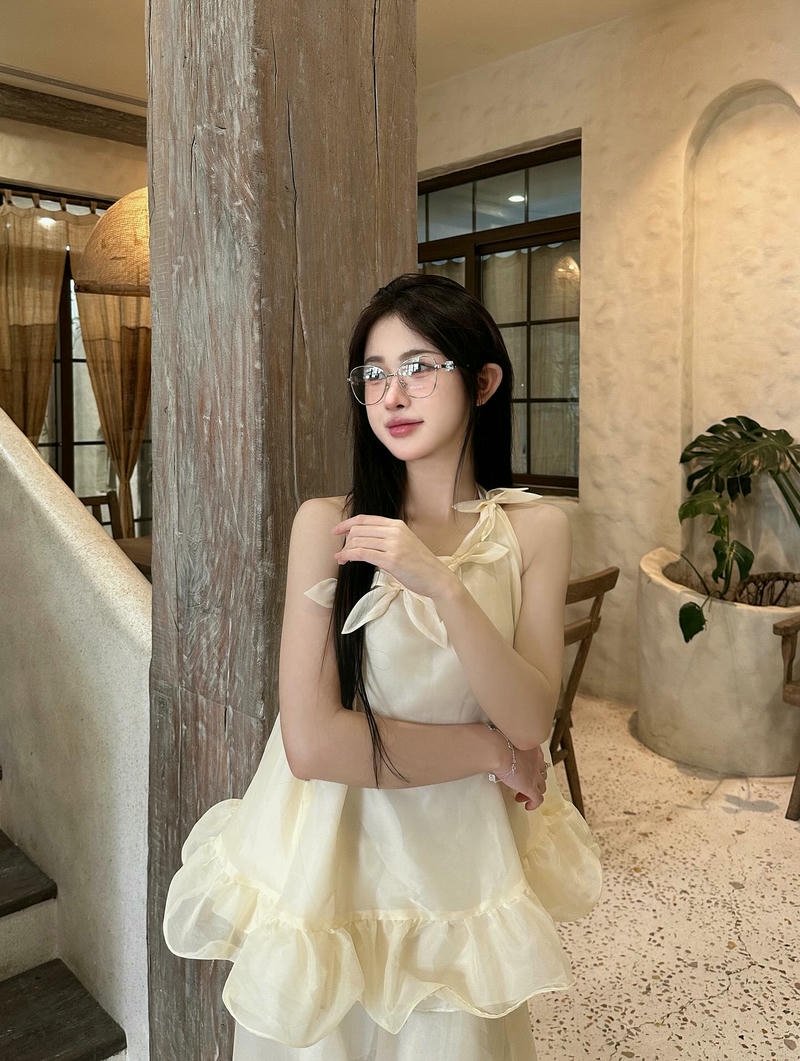 gái xinh mặc áo yếm