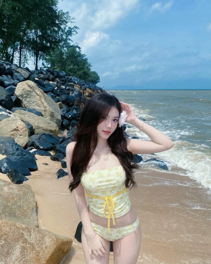 gái xinh mặc đồ hở hang