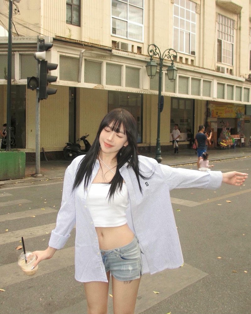 gai xinh mac quan ngan