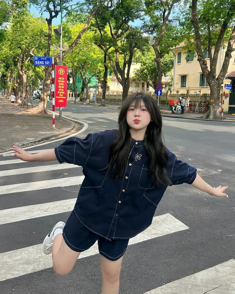 gái xinh mặc quần ngắn đen