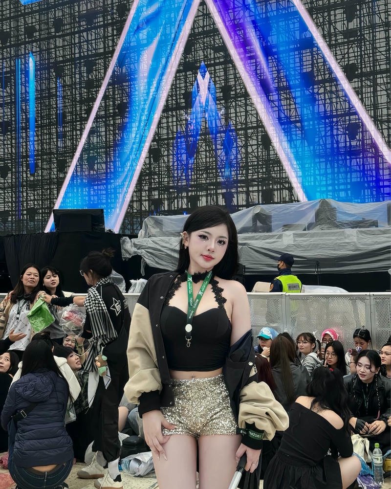 gái xinh mặc quần ngắn lấp lánh