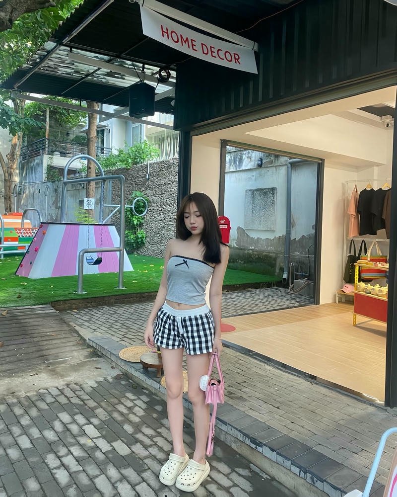 gái xinh mặc quần ngắn tiktok