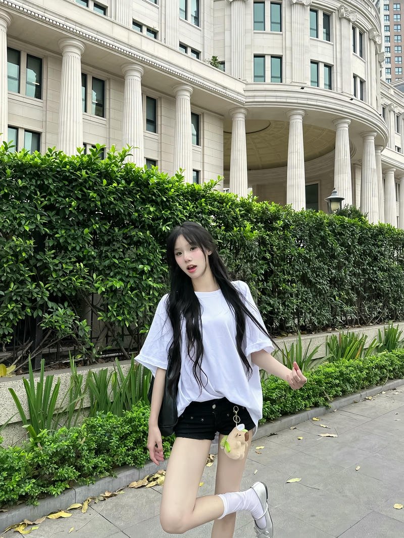 gái xinh mặc quần thun ngắn