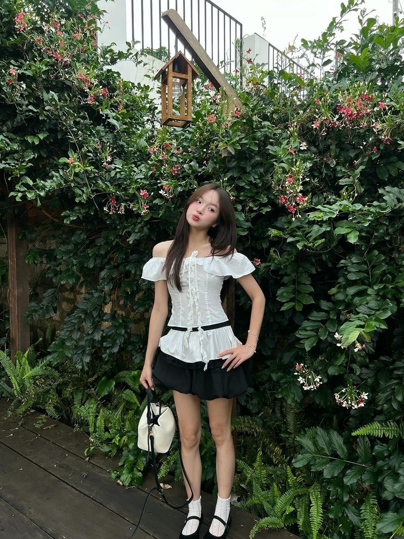 gái xinh mặc váy ngắn