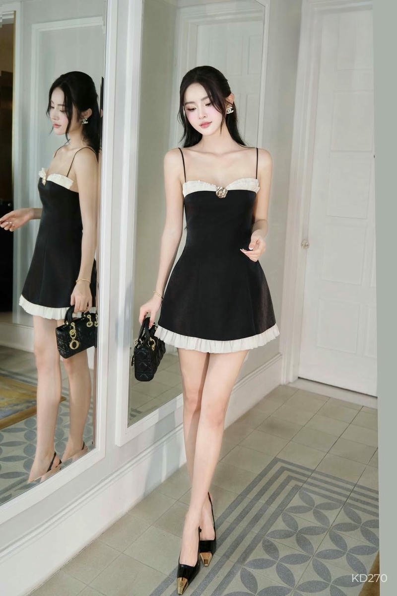 gái xinh mặc váy ngắn đen