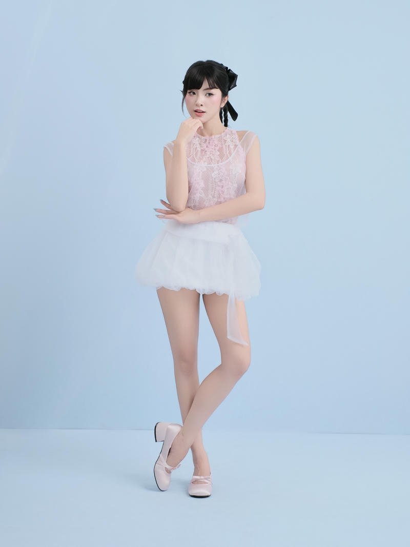 gái xinh mặc váy ngắn hở