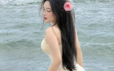 gái xinh mặc váy xếp ly siêu ngắn