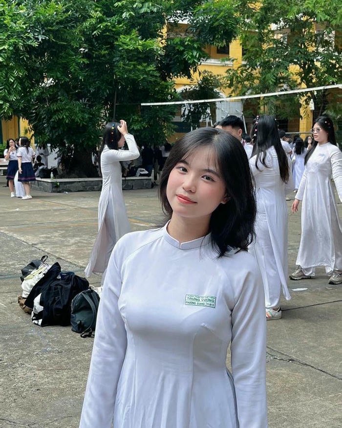 gái xinh mặt học sinh thân hình phụ huynh