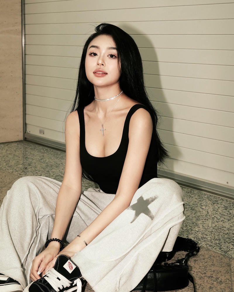 gái xinh mlem mặc áo 2 dây