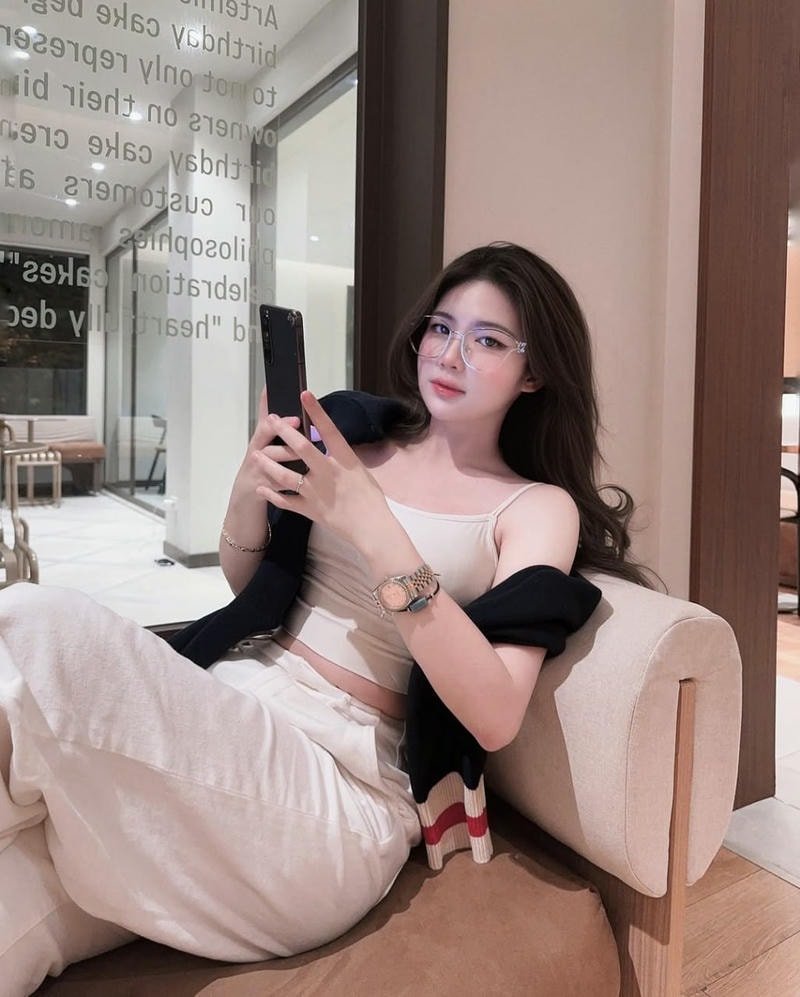 gái xinh trung quốc cầm điện thoại