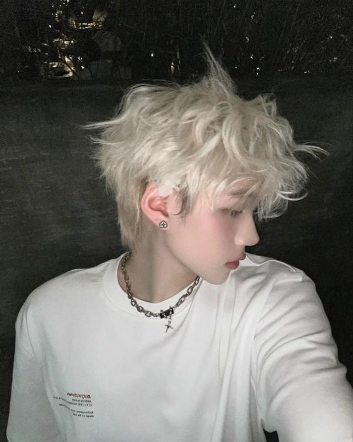 màu tóc bạch kim khói nam