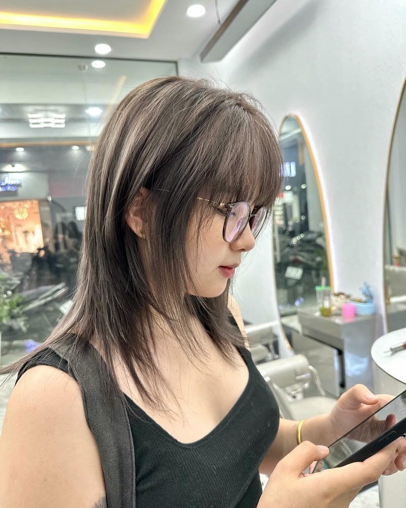 mullet middle part nữ