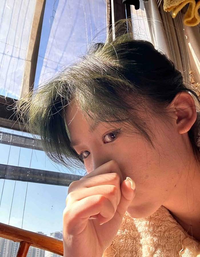 pha màu xanh rêu đậm