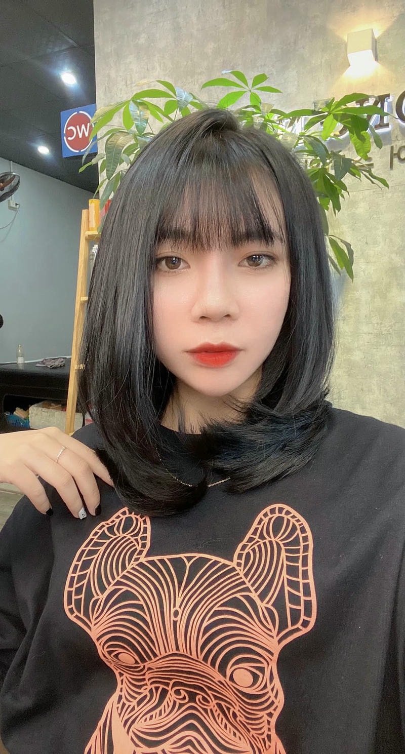 tóc ngắn ngang vai mặt tròn