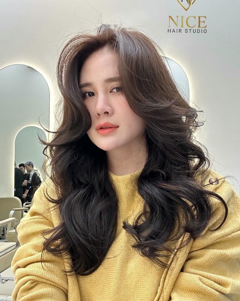 tóc ngắn xoăn lơi