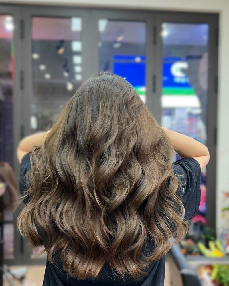 tóc ngang vai uốn lơi