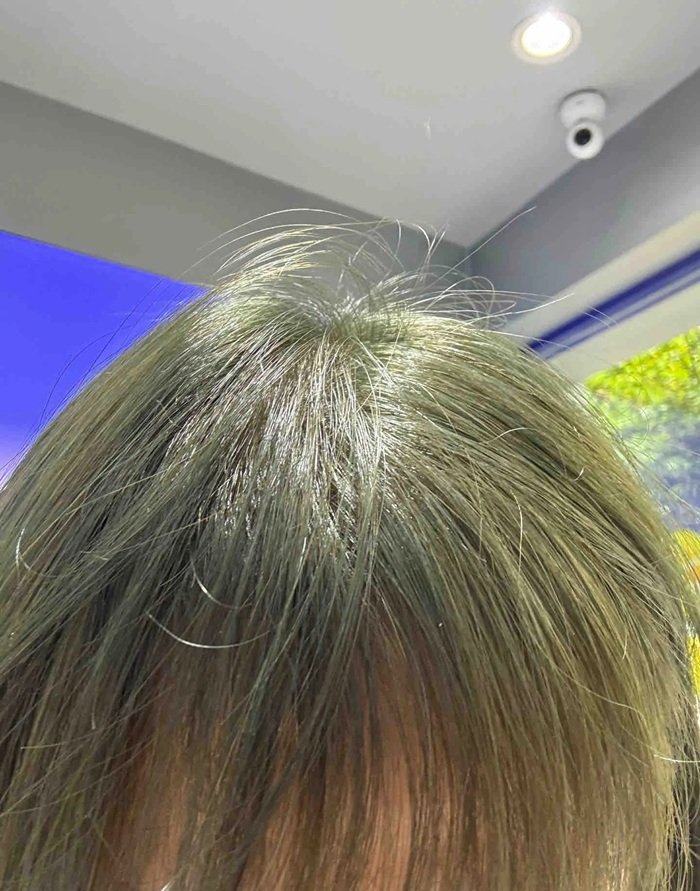 tóc nhuộm màu xanh rêu