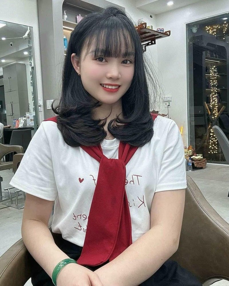 tóc uốn ngang vai