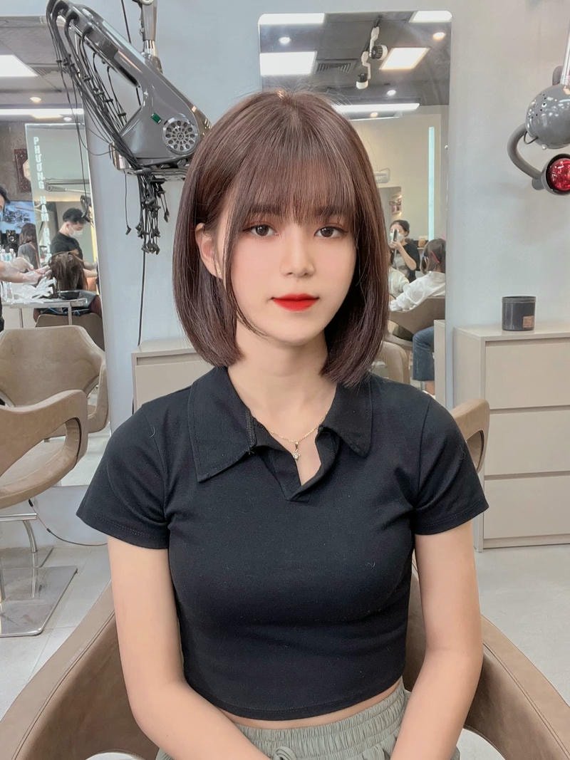 tóc xoăn ngắn ngang vai