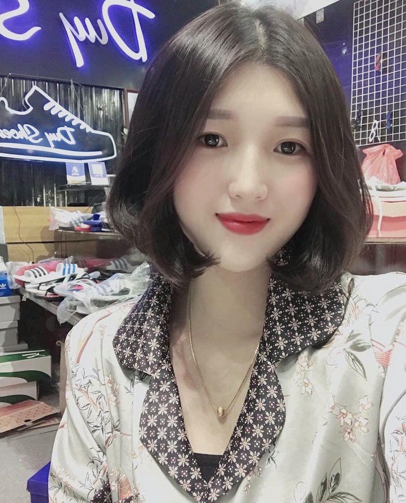 tóc xoăn ngang vai