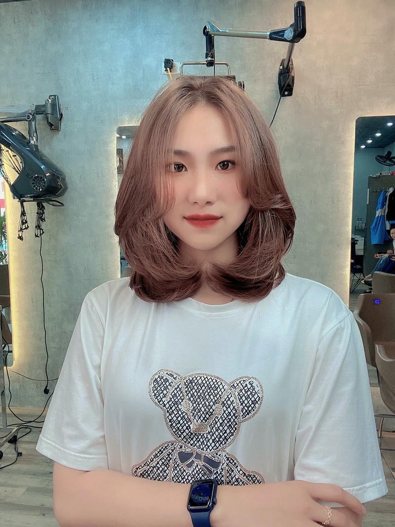 tóc xoăn sóng ngắn ngang vai