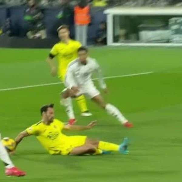 troll arsenal trên sân cỏ