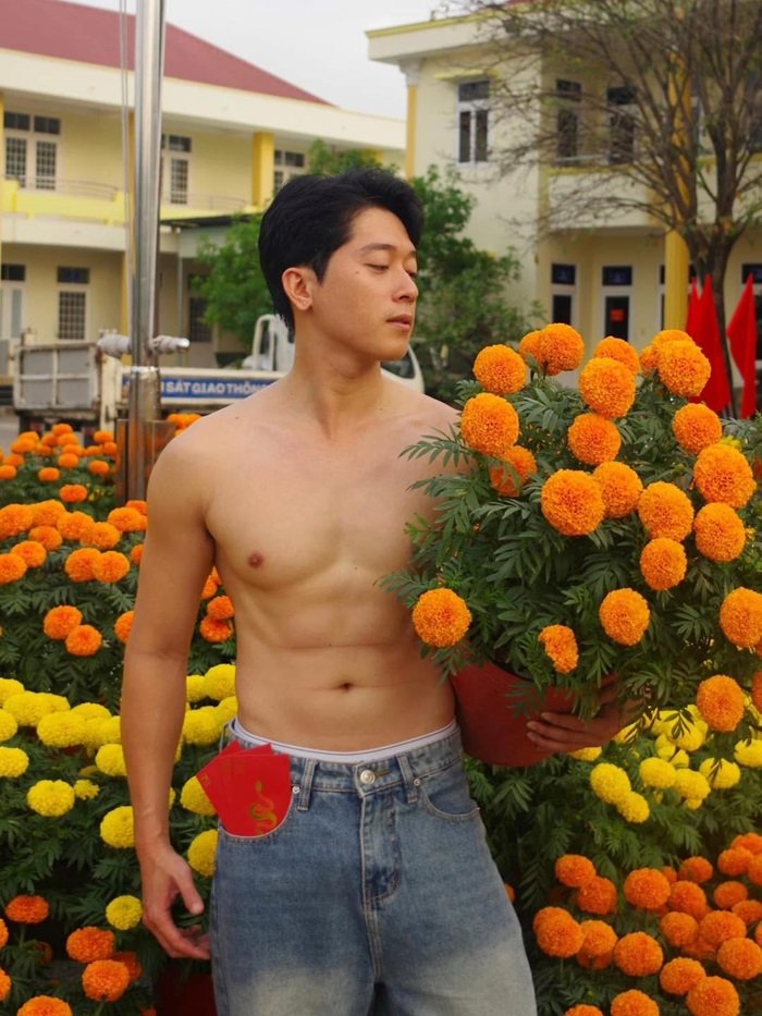 ảnh trai đẹp cơ bắp bán hoa