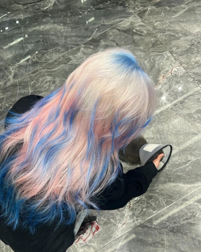 chân tóc sáng màu hơn đuôi tóc