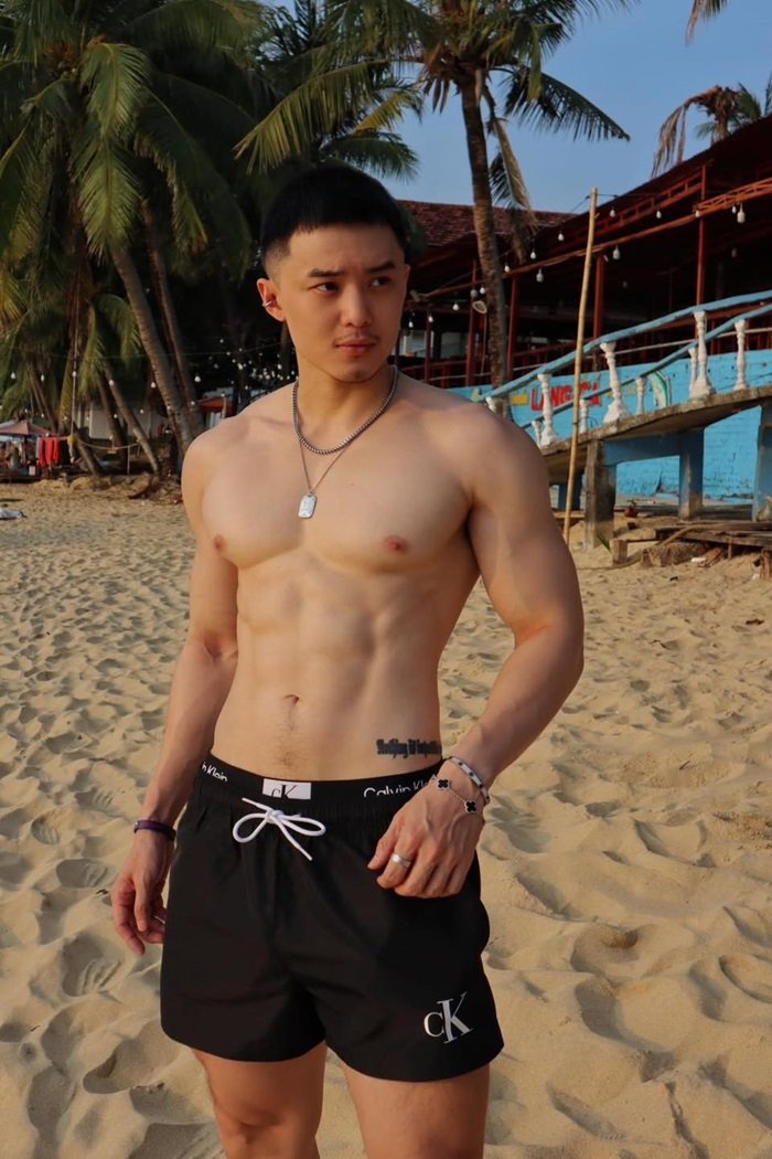 hình ảnh trai đẹp cơ bắp đi biển