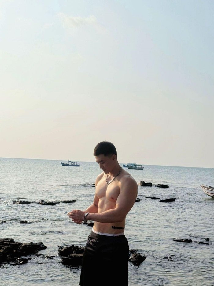 hình ảnh trai đẹp cơ bắp ở biển