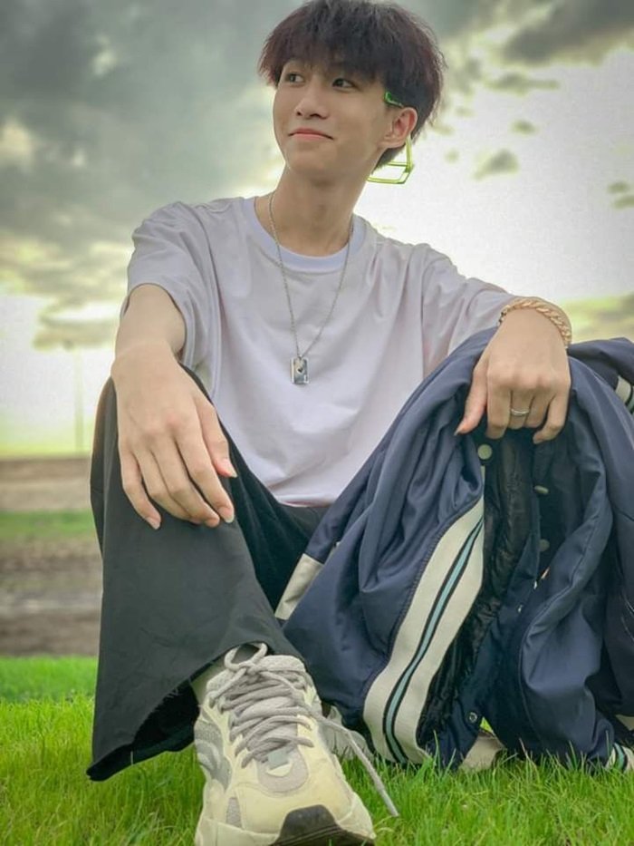 hình trai đẹp k10 sân cỏ