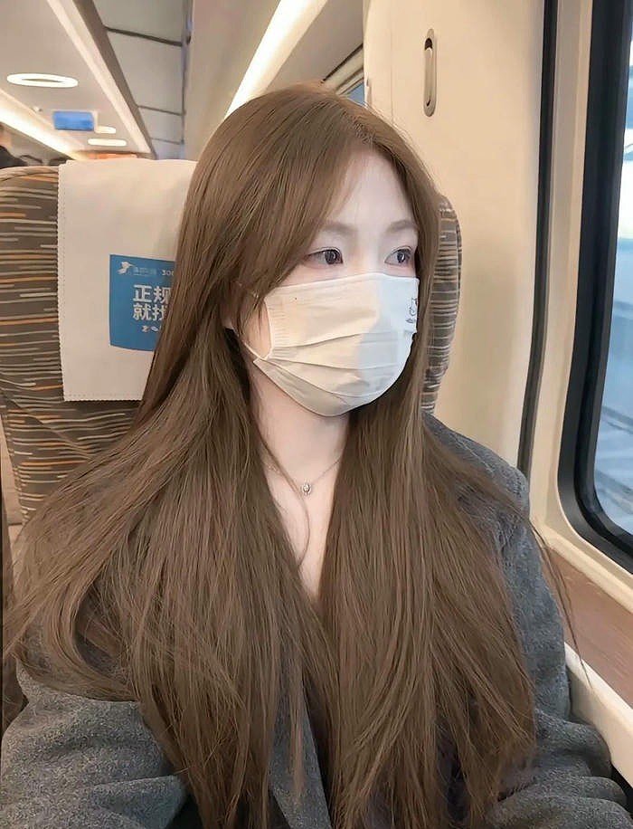 màu tóc nâu tây lạnh