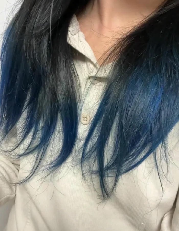 nhuộm đuôi tóc màu xanh dương