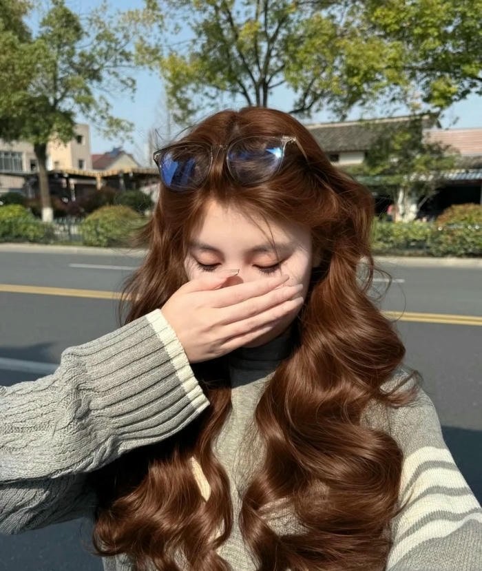 tóc hạt dẻ nữ