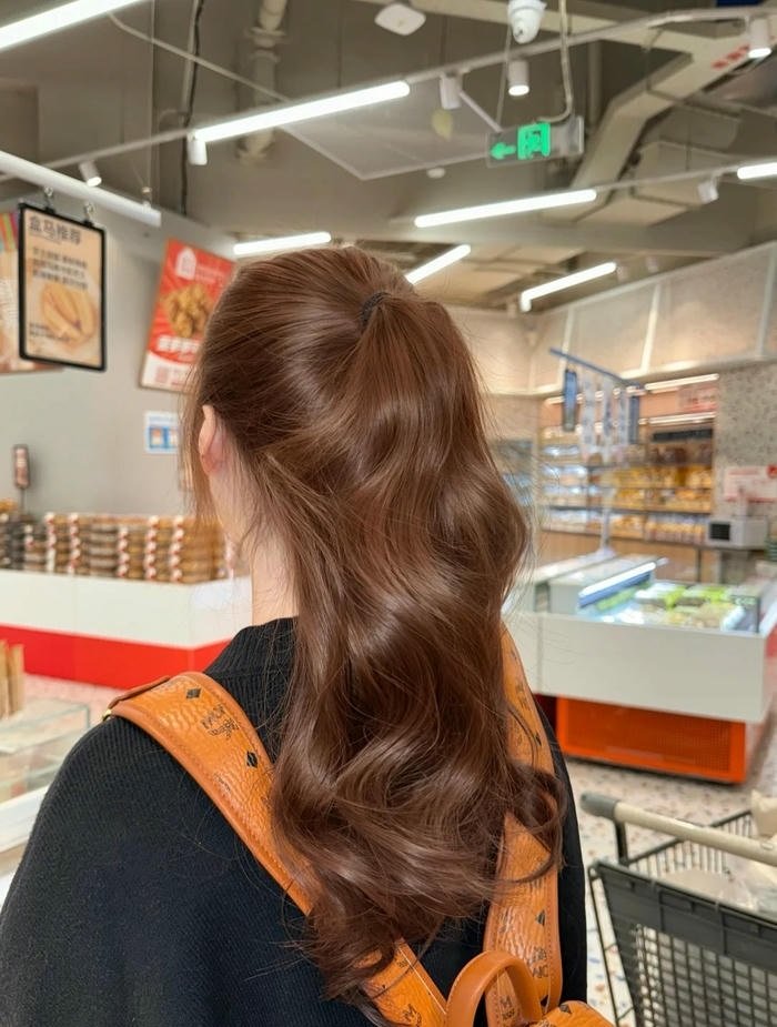 tóc màu nâu hạt dẻ nữ