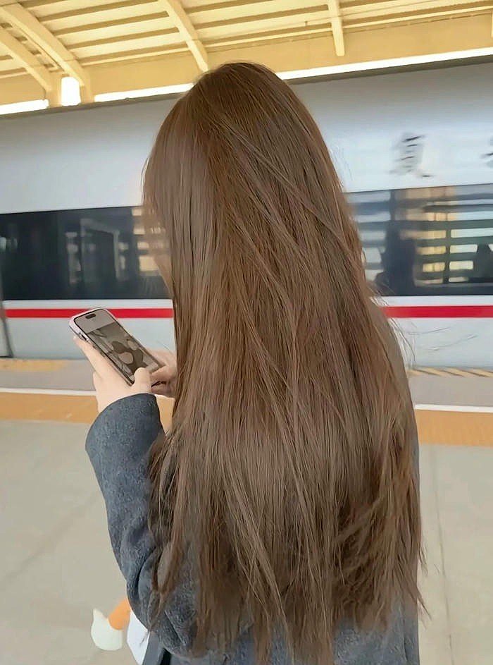 tóc màu nâu tây lạnh