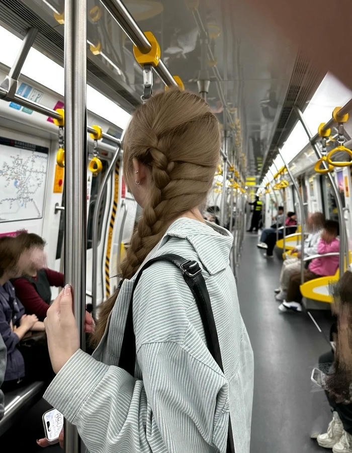 tóc nâu trà sữa nữ