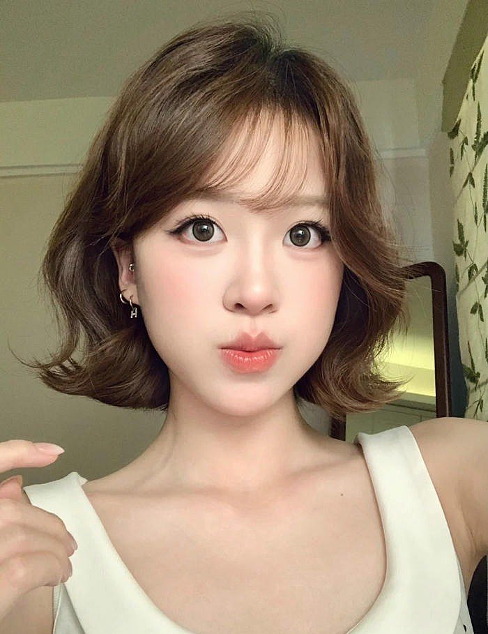 tóc ngắn xoăn lơi