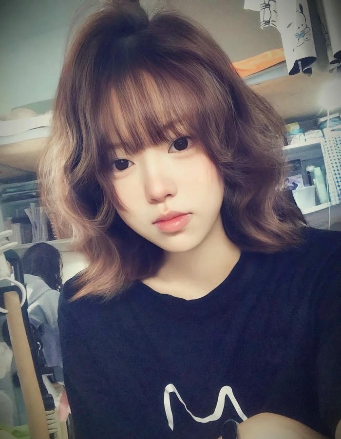 tóc ngắn xoăn nhẹ