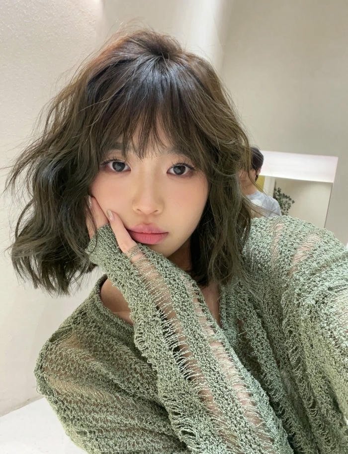 tóc xoăn sóng ngắn ngang vai